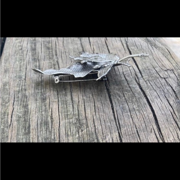 VINTAGE HOLIDAY LEAF BROOCH SILVER TONE - Picture 6 of 6